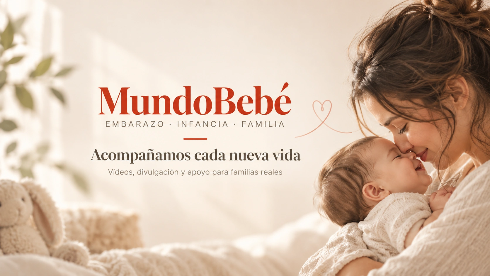 Madre con su bebé junto al logotipo de MundoBebé Canarias
